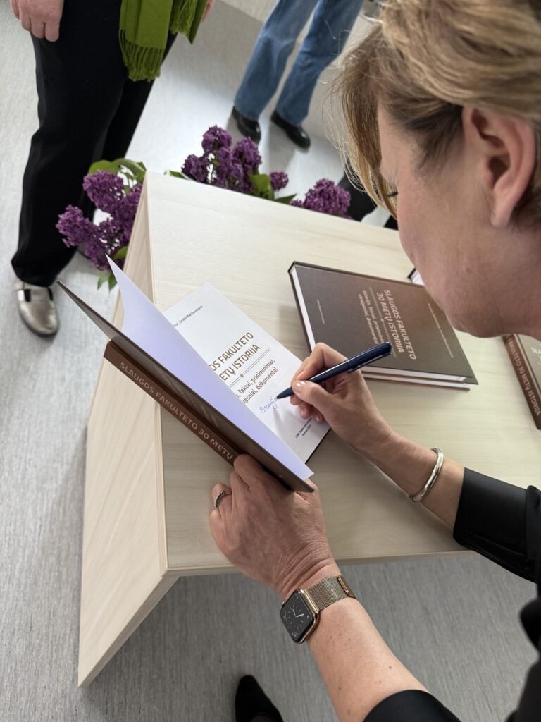 Knyga apie LSMU Slaugos fakulteto istoriją